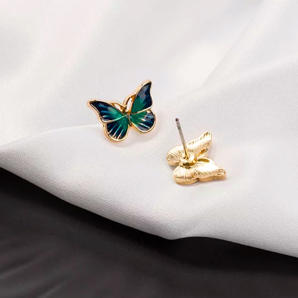 🦋 Elegant Oil Painted Butterfly Stud Earrings 🦋 - Picture 3 of 4